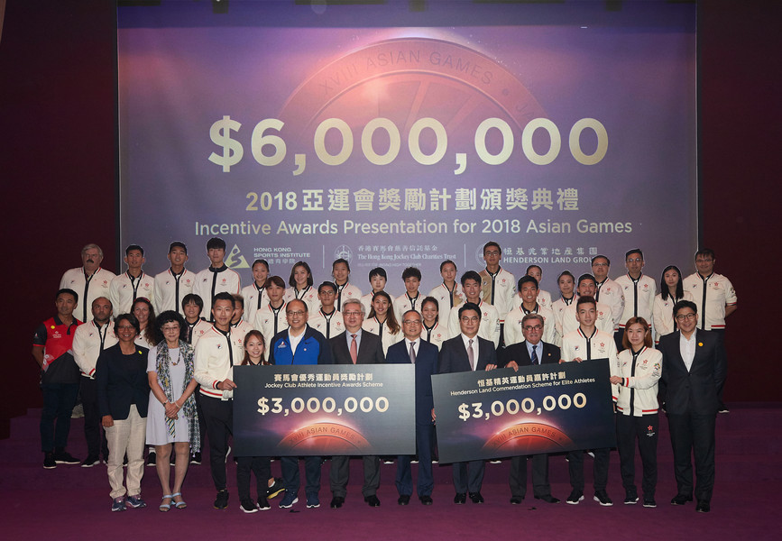 Officiating guests joined the bronze medallists, representatives from SF&OC, representatives from respective National Sports Associations and coaches for a group photo during the ceremony.